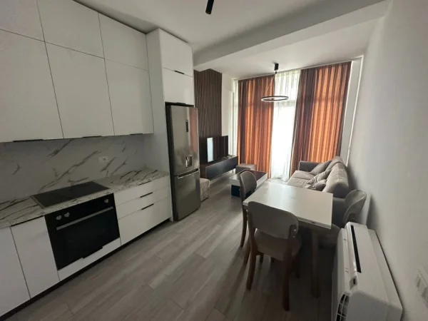 Tirane, jepet me qera apartament 1+1+Ballkon Kati 5, 70 m² 650 € (Komuna e Parisit, Kika 2)