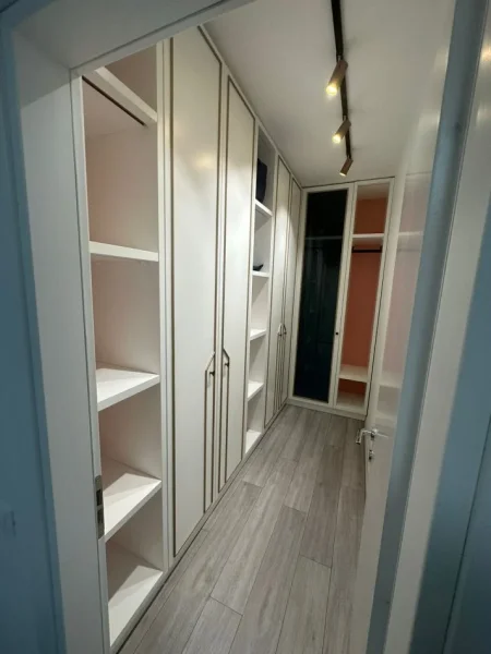 Tirane, jepet me qera apartament 1+1+Ballkon Kati 5, 70 m² 650 € (Komuna e Parisit, Kika 2)