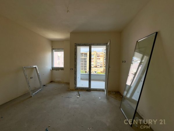 Tirane, shes apartament 1+1+POST PARKIMI+Ballkon , 73 m² 189.098 € (Pazari I ri)