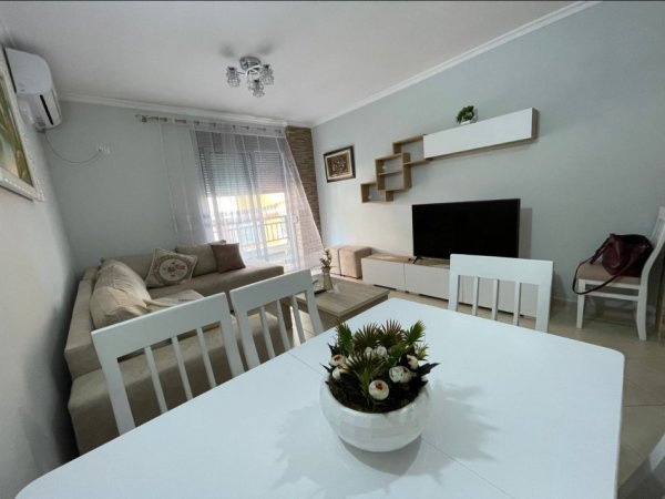 Tirane, jepet me qera apartament 1+1+Aneks+Ballkon Kati 4, 74 m² 550 € (Liqeni Thate)
