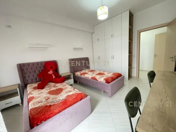 Tirane, jepet me qera apartament 3+1 , 150 m² 700 € (liqen i thate)