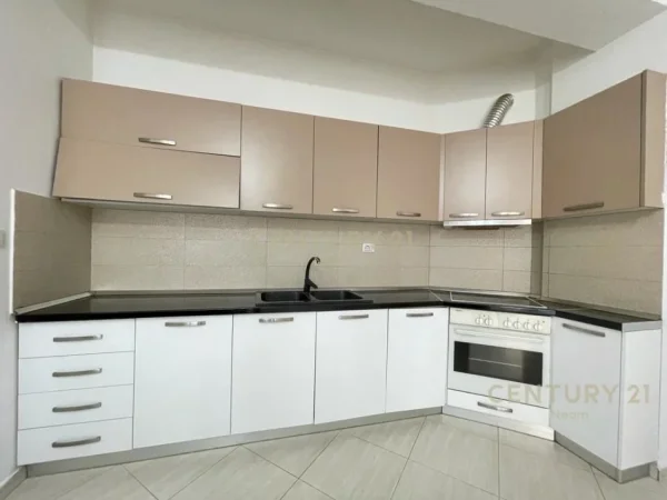 Tirane, jepet me qera apartament 3+1 , 150 m² 700 € (liqen i thate)