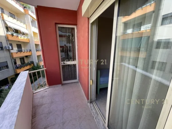 Tirane, jepet me qera apartament 3+1 Kati 1, 145 m² 1.000 € (liqeni i thate)