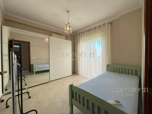 Tirane, jepet me qera apartament 3+1 Kati 1, 145 m² 1.000 € (liqeni i thate)