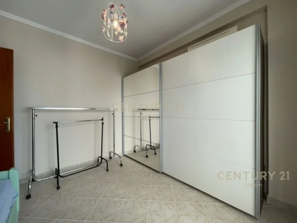 Tirane, jepet me qera apartament 3+1 Kati 1, 145 m² 1.000 € (liqeni i thate)