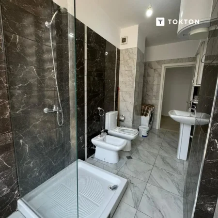 Tirane, jepet me qera apartament 1+1 Kati 3, 67 m² 500 € (porcelani)