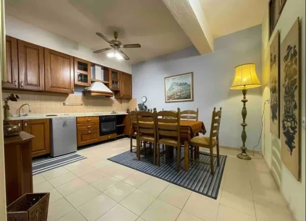 Tirane, jepet me qera apartament 1+1 Kati 3, 86 m² 550 € (Stacioni i Trenit)