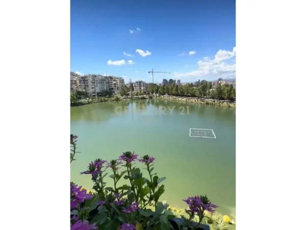 Tirane, jepet me qera apartament 3+1 Kati 6, 149 m² 970 € (liqeni i thate)