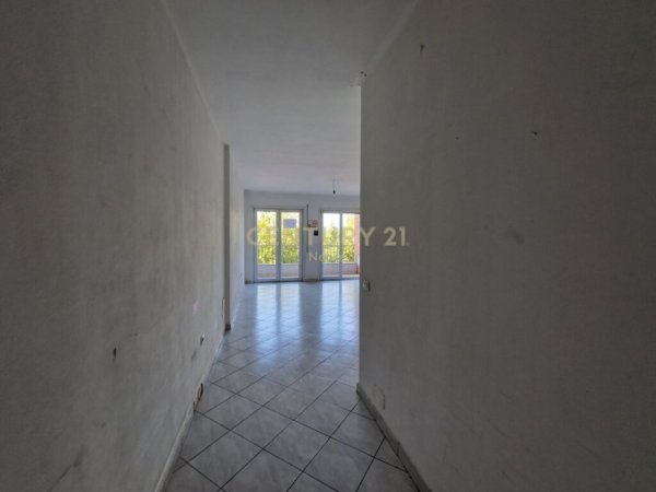 Tirane, jepet me qera apartament 3+1 Kati 1, 142 m² 800 € (liqeni i thate)