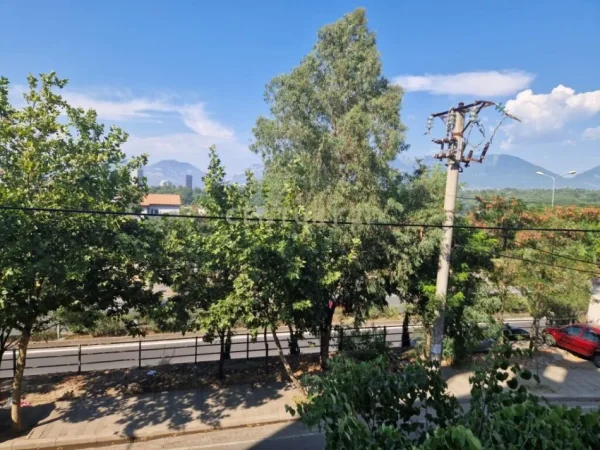 Tirane, jepet me qera apartament 3+1 Kati 1, 142 m² 800 € (liqeni i thate)