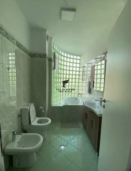 Tirane, jepet me qera apartament 2+1 Kati 6, 120 m² 1.100 € (BLLOKU)