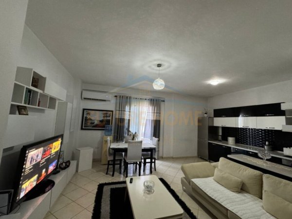 Durres, jepet me qera apartament 2+1 Kati 5, 120 m² 300 € (Prane Palace , Plazh Durres)