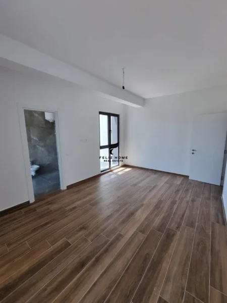 Tirane, jepet me qera zyre Kati 9, 230 m² 1.500 € (FARMACIA 10)