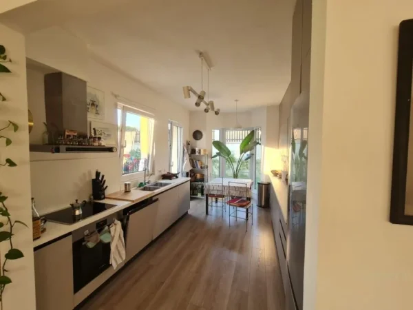 Tirane, jepet me qera Vile 4+1 Kati 3, 256 m² 3.000 € (Teg)