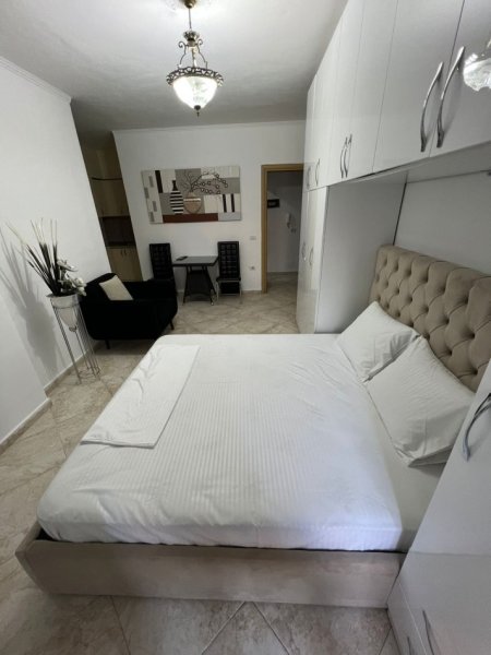 Tirane, jepet me qera apartament 1+1+Ballkon Kati 3, 70 m² 550 € (Rruga e Barrikadave)