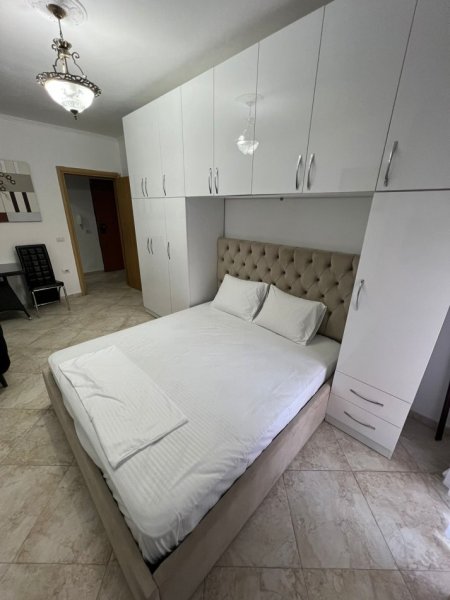 Tirane, jepet me qera apartament 1+1+Ballkon Kati 3, 70 m² 550 € (Rruga e Barrikadave)