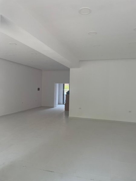 Tirane, jepet me qera ambjent biznesi Kati 0, 85 m² 2.000 € (Vasil Shanto)