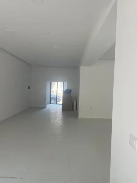 Tirane, jepet me qera ambjent biznesi Kati 0, 85 m² 2.000 € (Vasil Shanto)