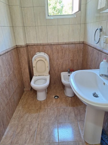 Tirane, jepet me qera zyre Kati 2, 75 m² 1.500 € (BLLOKU)