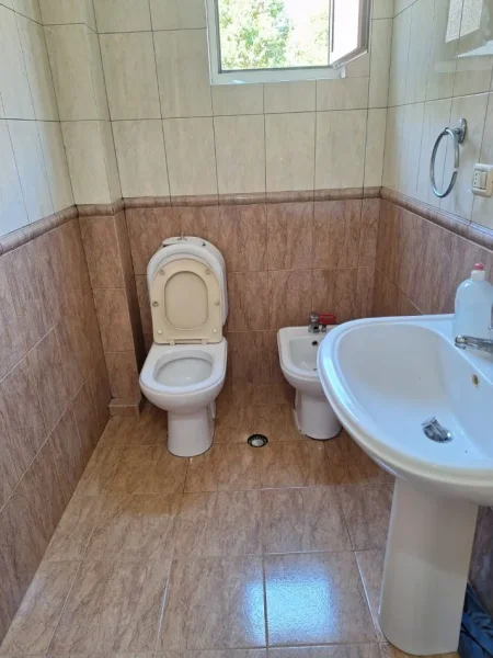Tirane, jepet me qera zyre Kati 2, 75 m² 1.500 € (BLLOKU)
