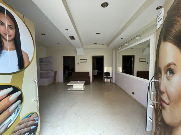 Tirane, jepet me qera dyqan Kati -1, 70 m² (Vasil Shanto)