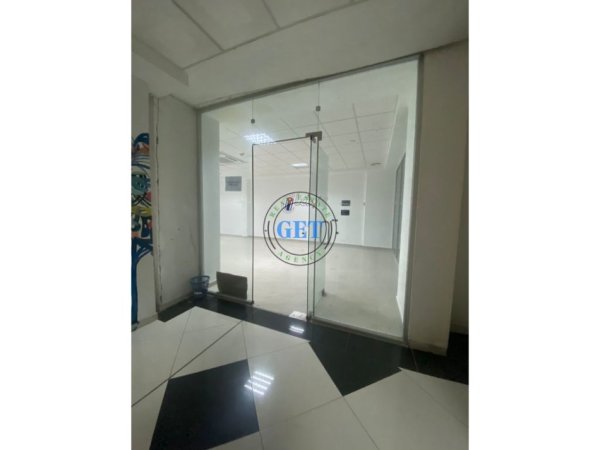 Durres, jepet me qera ambjent biznesi Kati 1, 400 € (Pallati Sportit)