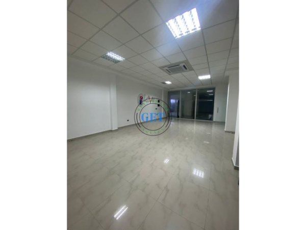 Durres, jepet me qera ambjent biznesi Kati 1, 400 € (Pallati Sportit)