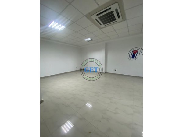 Durres, jepet me qera ambjent biznesi Kati 1, 400 € (Pallati Sportit)