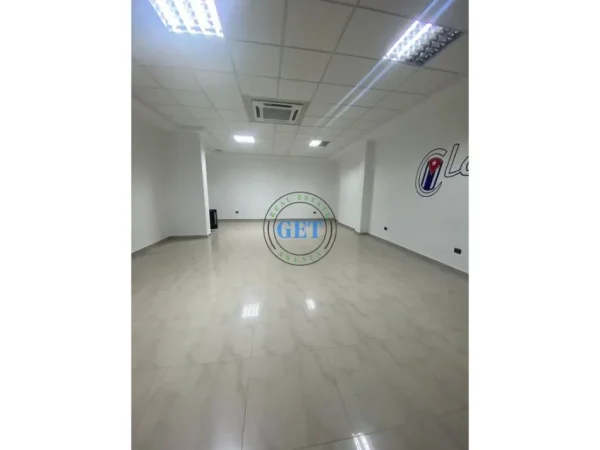 Durres, jepet me qera ambjent biznesi Kati 1, 400 € (Pallati Sportit)