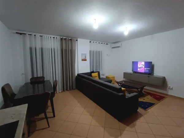 Tirane, jepet me qera apartament 2+1+Ballkon Kati 9, 100 m² 650 € (21 DHJETORI)