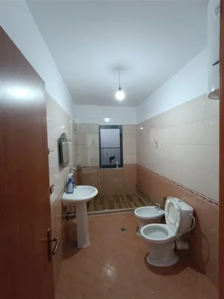 Tirane, jepet me qera apartament 2+1+Ballkon Kati 9, 100 m² 650 € (21 DHJETORI)