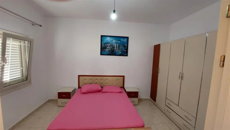 Tirane, jepet me qera Vile 3 Katshe Kati 3, 600 m² 600 € (FRESKU)