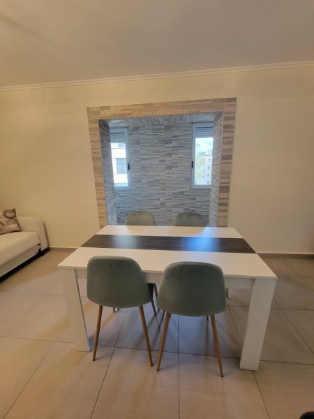 Tirane, jepet me qera apartament 1+1+Ballkon Kati 3, 60 m² 550 € (BRRYLI)
