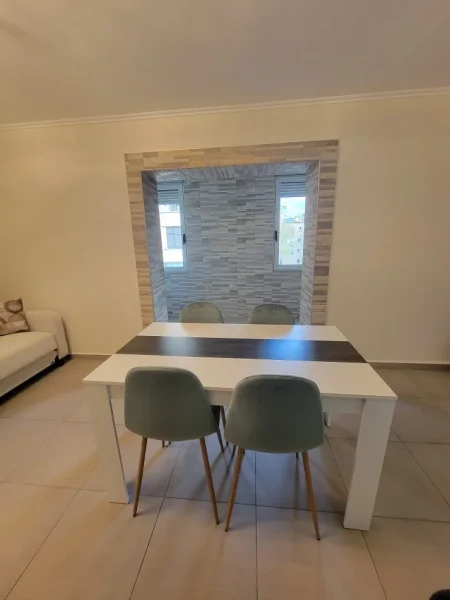 Tirane, jepet me qera apartament 1+1+Ballkon Kati 3, 60 m² 550 € (BRRYLI)