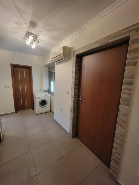 Tirane, jepet me qera apartament 1+1+Ballkon Kati 3, 60 m² 550 € (BRRYLI)