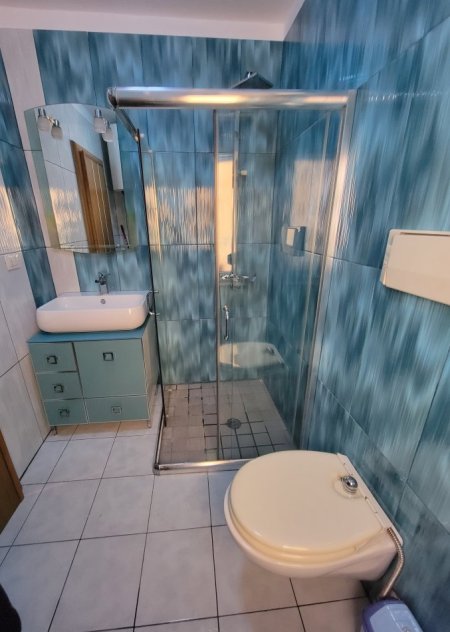 Tirane, jepet me qera apartament 1+1+Ballkon Kati 3, 60 m² 550 € (BRRYLI)