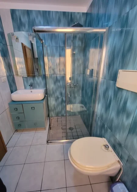 Tirane, jepet me qera apartament 1+1+Ballkon Kati 3, 60 m² 550 € (BRRYLI)