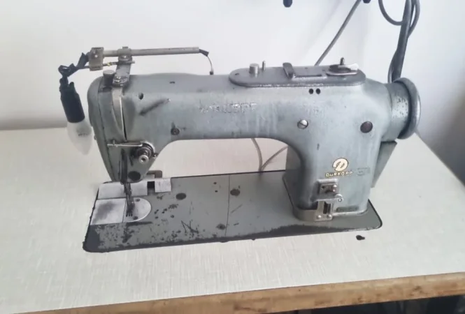 Tirane, shes makine qepese industriale