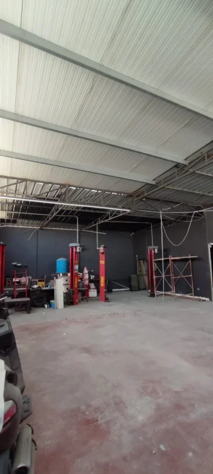 Tirane, jepet me qera magazine Kati 0, 240 m² 1.000 € (Prane Rinasit)