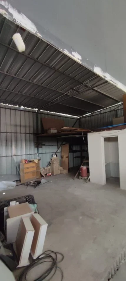 Tirane, jepet me qera magazine Kati 0, 240 m² 1.000 € (Prane Rinasit)