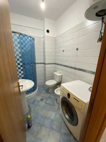 Tirane, jepet me qera apartament 1+1+Ballkon Kati 2, 55 m² 400 € (Liqeni i Thate)