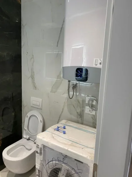 Tirane, jepet me qera apartament 3+1 Kati 5, 150 m² 1.650 € (Komuna e Parisit)