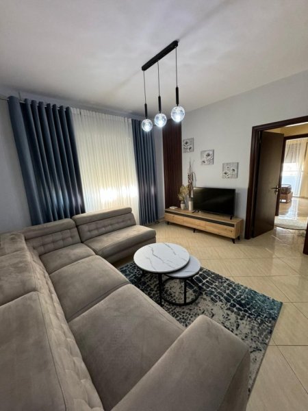 Tirane, jepet me qera apartament 2+1+Ballkon Kati 7, 85 m² 800 € 