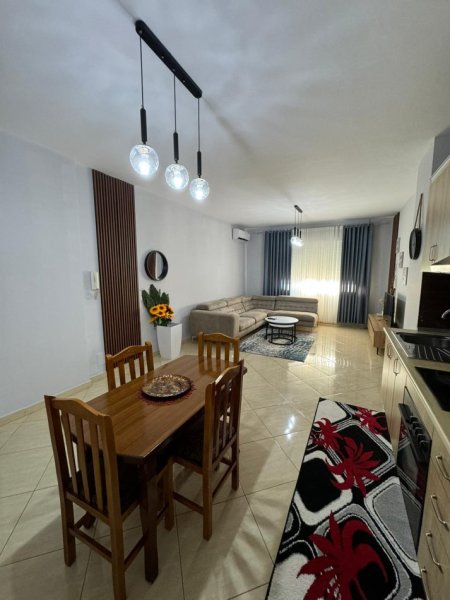Tirane, jepet me qera apartament 2+1+Ballkon Kati 7, 85 m² 800 € 