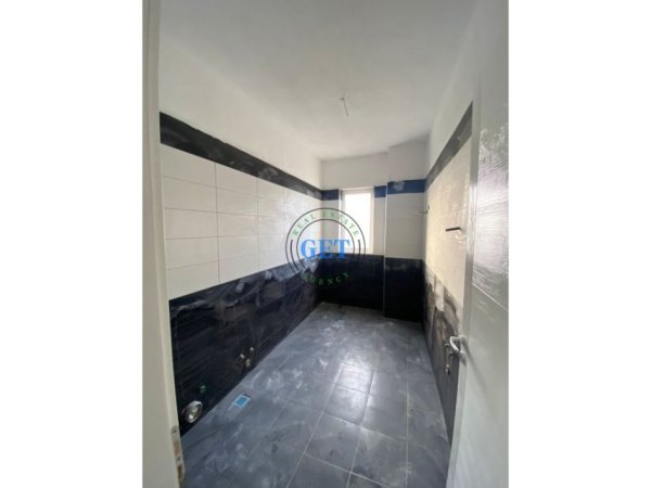 Durres, shitet apartament 2+1+Ballkon Kati 9, 73.000 € (Billa Spitalle Durres)
