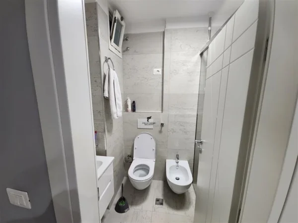 Tirane, shitet apartament 3+1+Ballkon Kati 4, 150 m² 257.500 € (LAPRAKE)