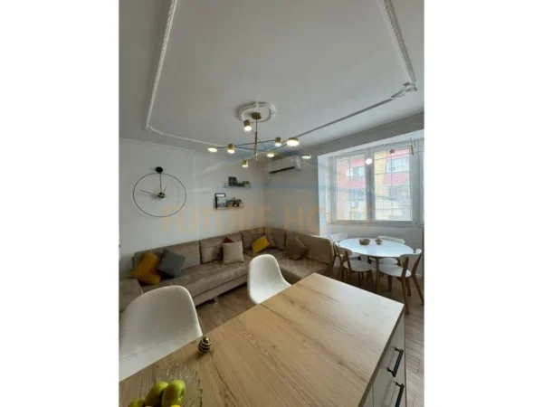 Tirane, shitet apartament 2+1+Ballkon Kati 7, 135.000 € (Fusha E Aviacionit)
