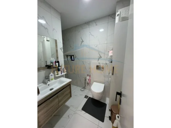 Tirane, shitet apartament 2+1+Ballkon Kati 7, 135.000 € (Fusha E Aviacionit)