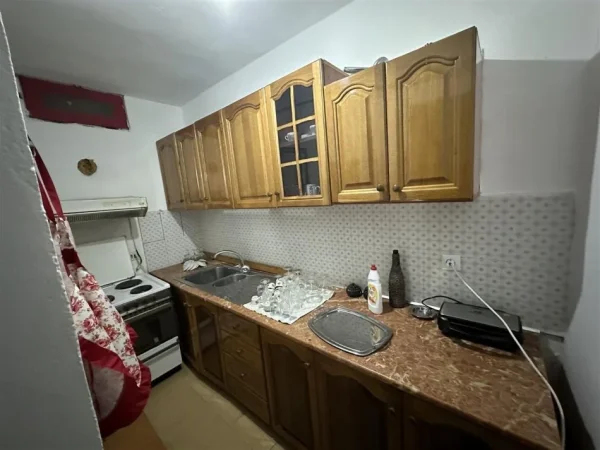 Tirane, jepet me qera Vile 1+1 Kati 1, 65 m² 350 € (Varri i Bamit)