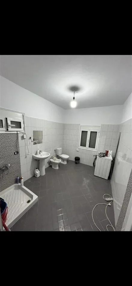 Tirane, jepet me qera Vile 2+1 Kati 2, 150 m² 500 € (Vore)